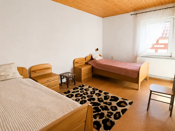 Heiligenburg – Helles Schlafzimmer mit zwei Einzelbetten und Holzdecke