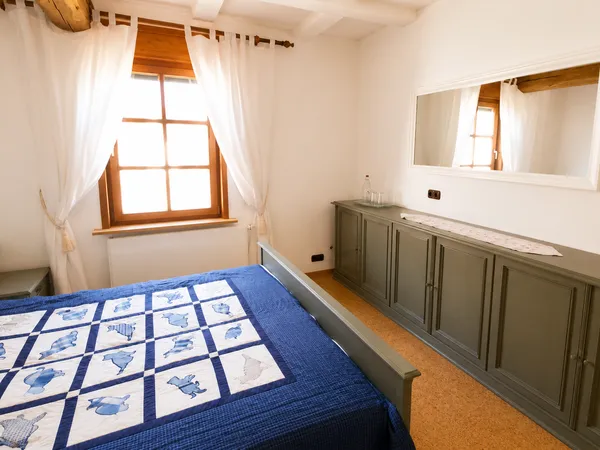 Löwenburg – Gemütliches Schlafzimmer mit Doppelbett und historischen Holzbalken