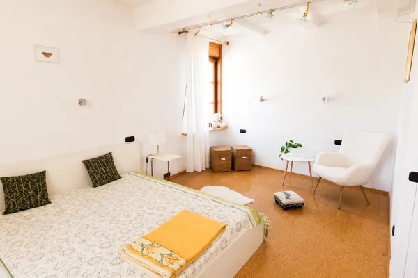Felsburg – Großzügiges Schlafzimmer mit Doppelbett und Sitzecke