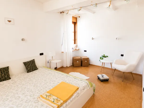 Felsburg – Großzügiges Schlafzimmer mit Doppelbett und Sitzecke