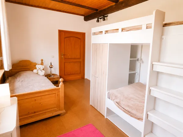 Altenburg – Rustikales Schlafzimmer mit Etagenbett und Einzelbett unter Holzbalkendecke